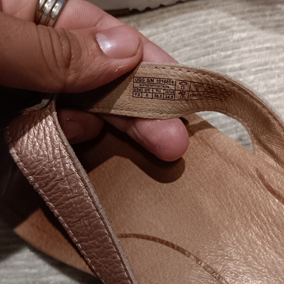 UGG Women's Brown Leather Sandals Lorrie Metallic Flip Flopnull null - Picture 4 of 4